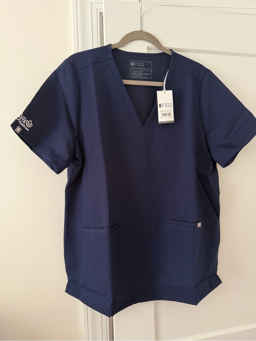 NWT FIGS Women’s V-Neck Scrub Top in Navy